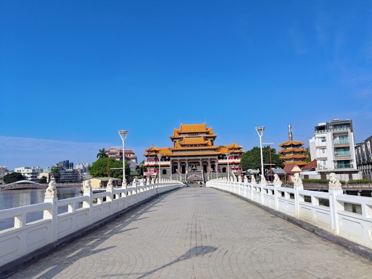高雄覆鼎金保安宮《金獅湖太子爺廟》 - 筆直的保安橋步道一路通向主殿，藍天白雲下格外壯觀