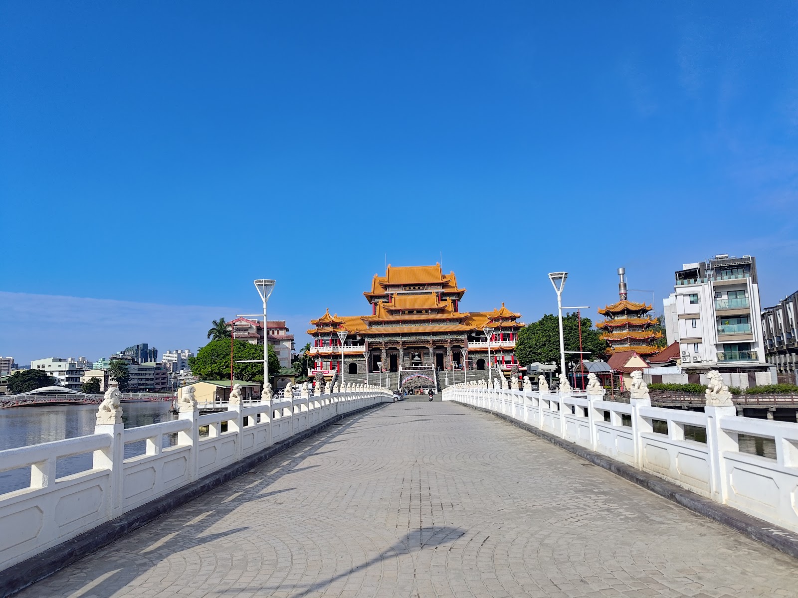 高雄覆鼎金保安宮《金獅湖太子爺廟》 - 筆直的保安橋步道一路通向主殿，藍天白雲下格外壯觀