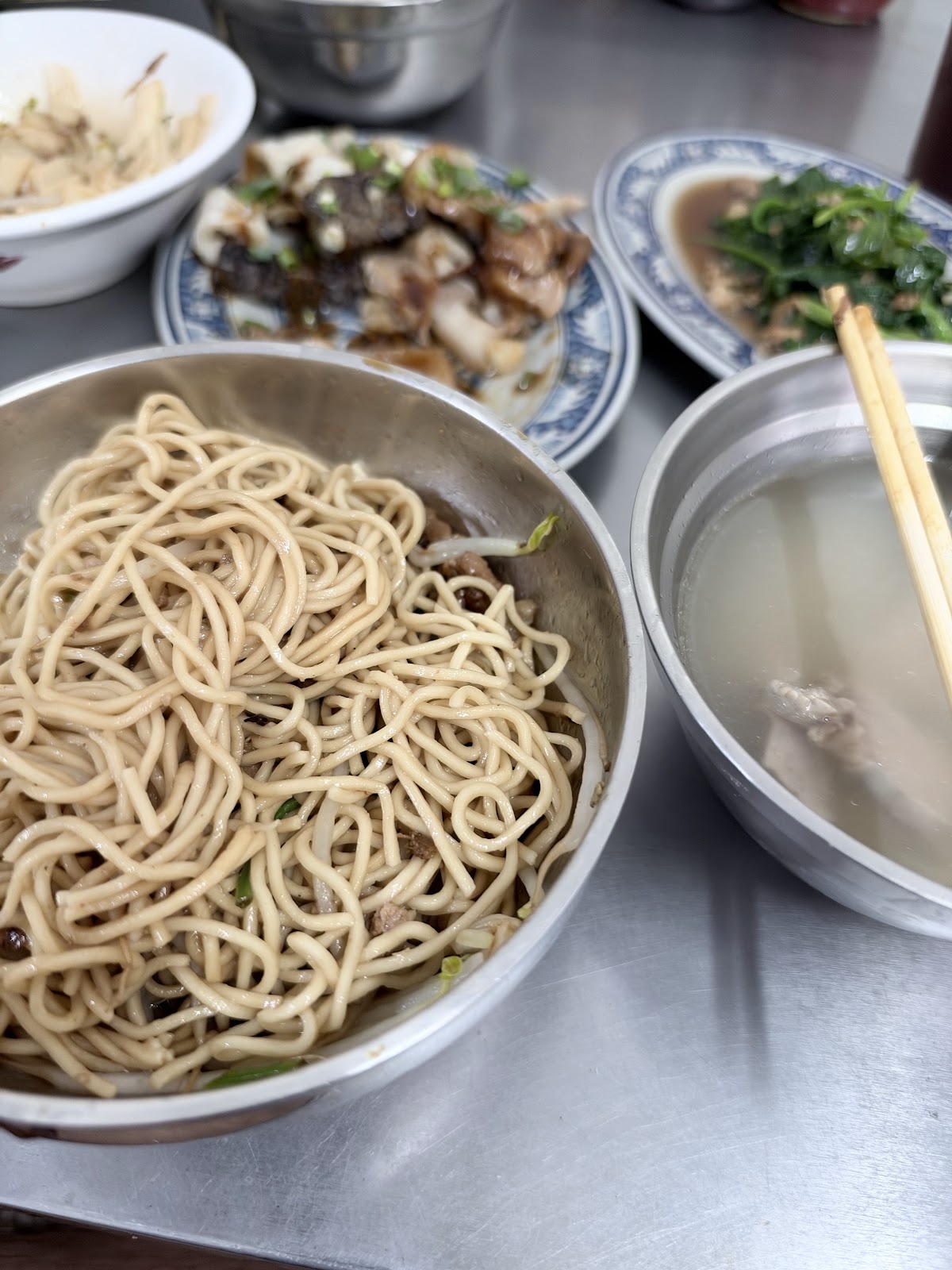 60年無名老麵店麻醬乾麵配滷味與豬舌湯