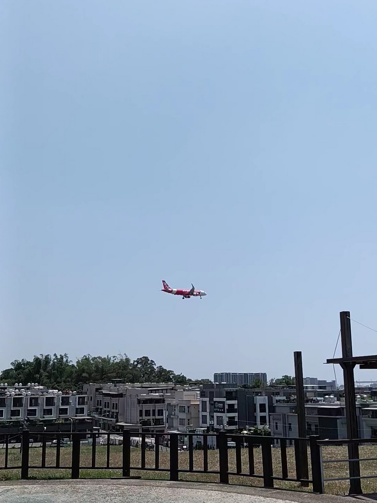 孔宅綠園觀景平台上方客機低空飛過準備降落小港機場