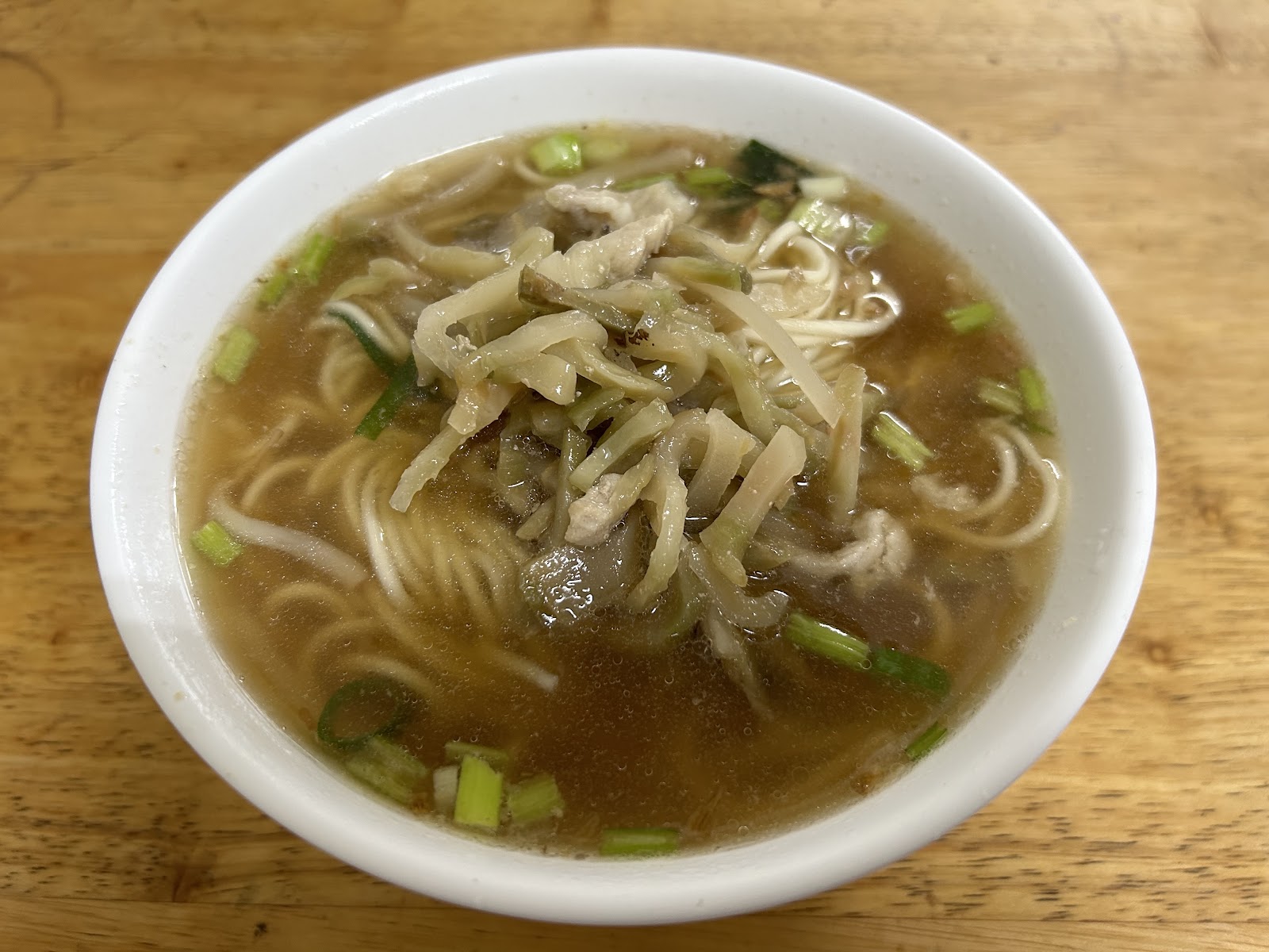 大不同麵館招牌榨菜肉絲湯麵