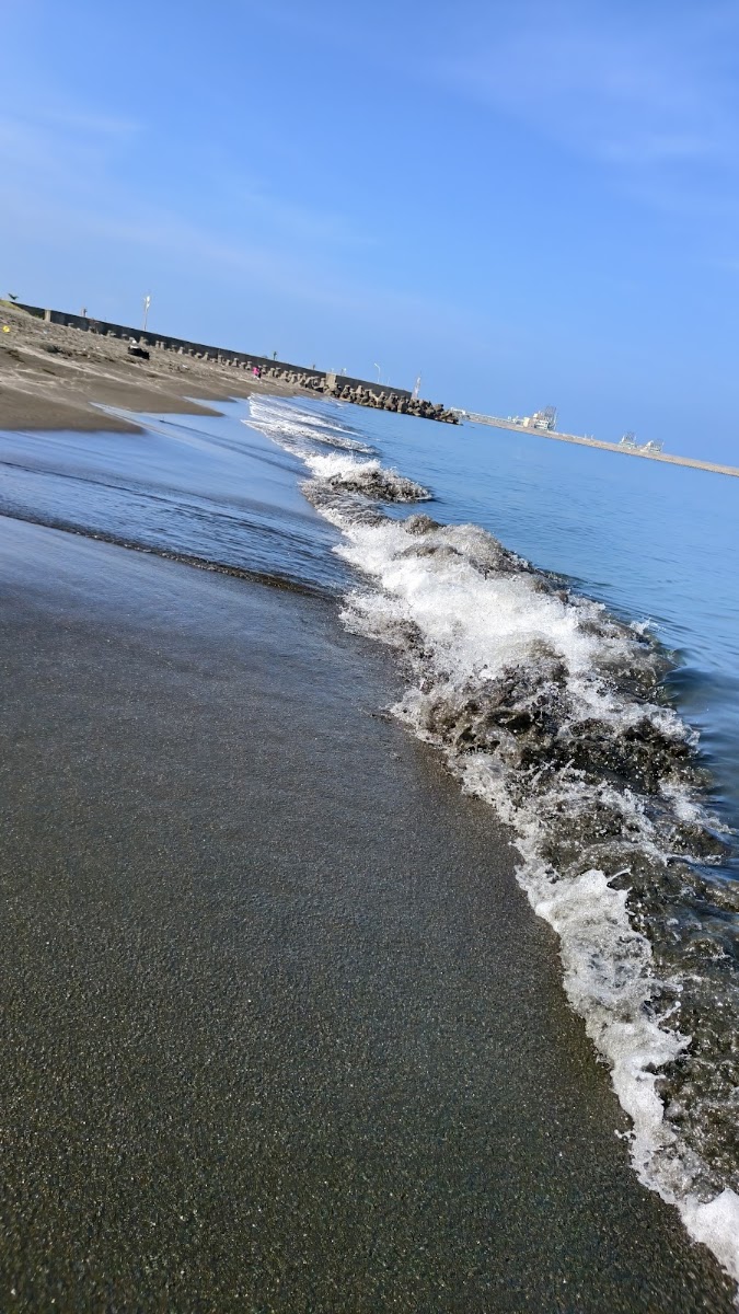 鑽石沙灘公園浪花拍打沙灘與消波塊