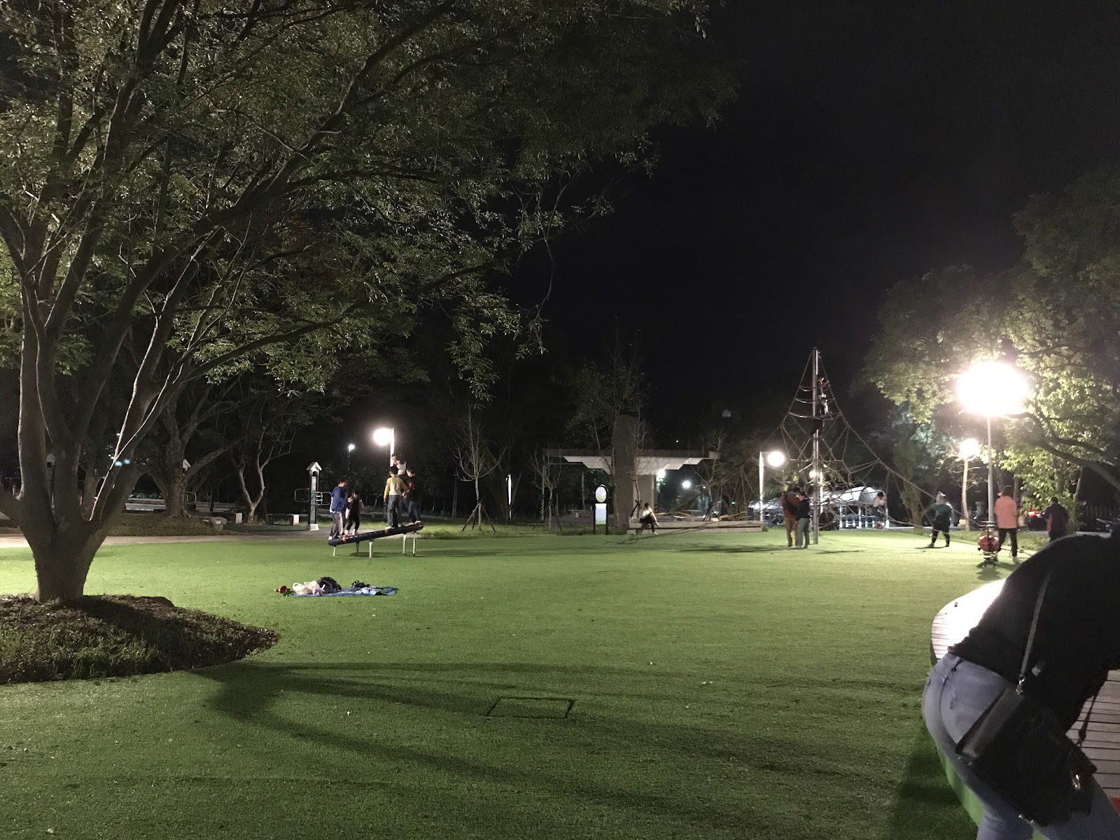 四維公園夜間休憩景致