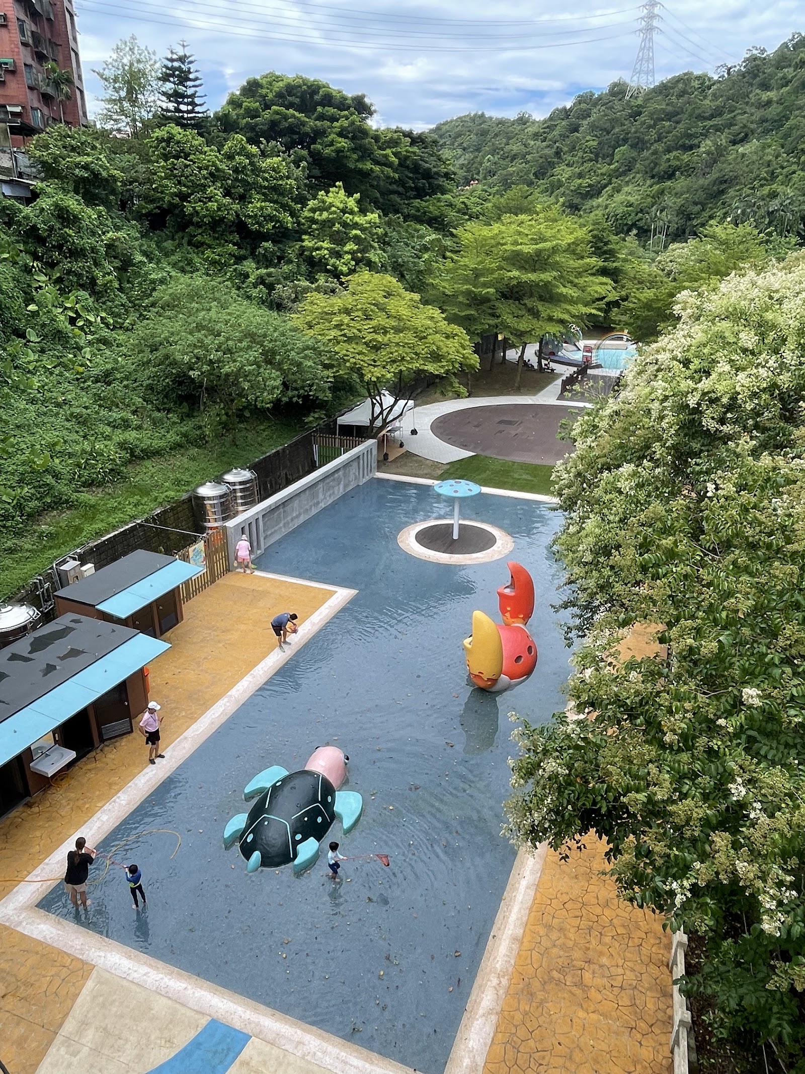 暖暖親水公園彩色戲水設施空拍全景