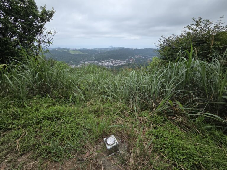 碇內尖砲台三角點基石與山頭展望