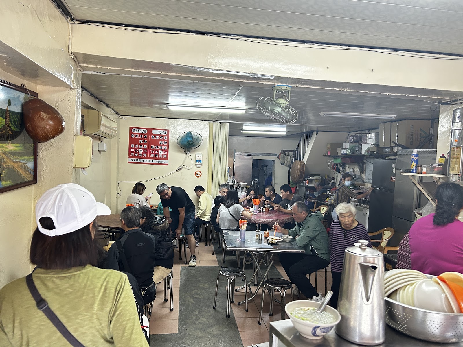 暖暖街米粉湯店內用餐人潮座無虛席