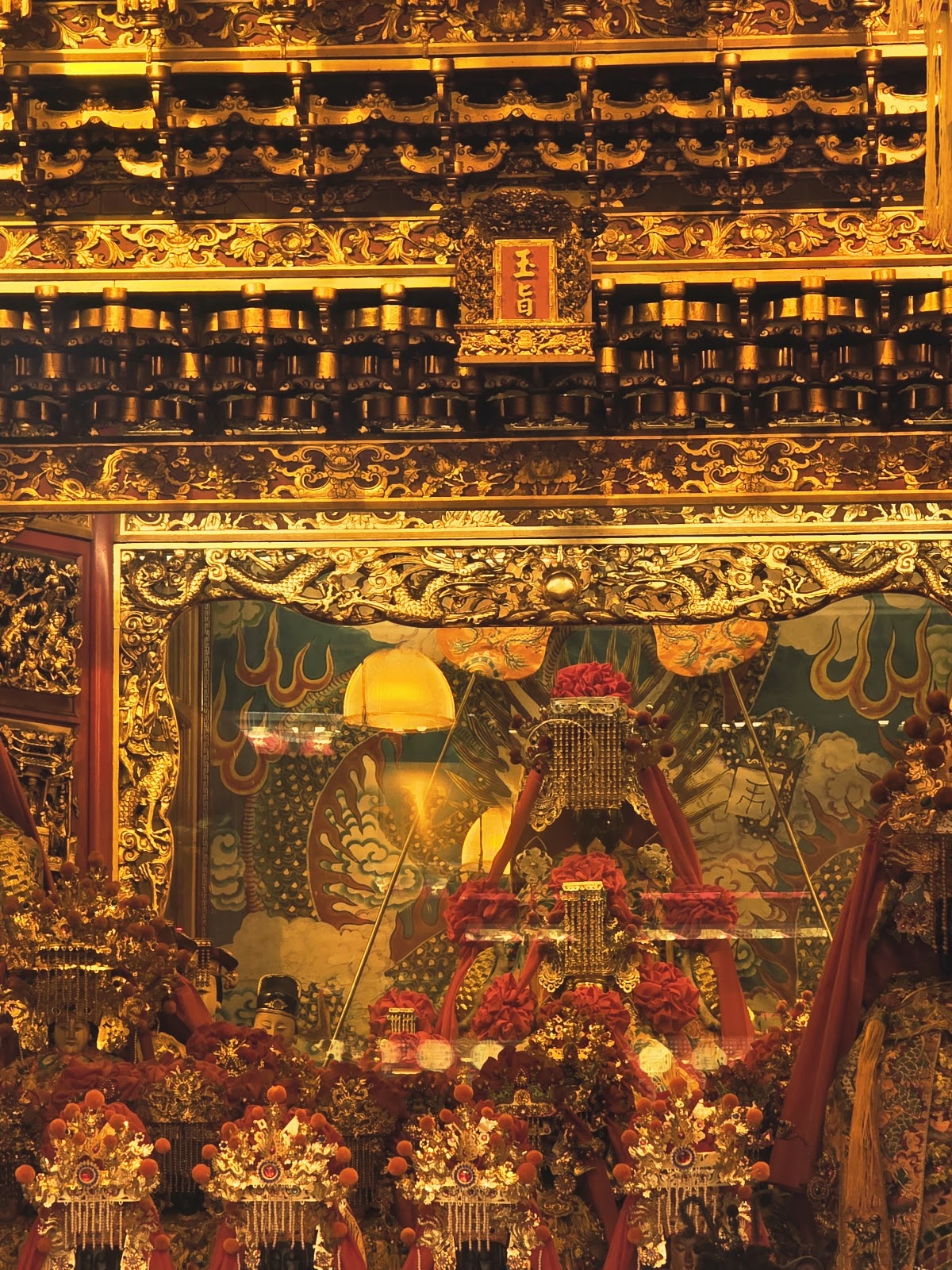 基隆慶安宮正殿神龕，媽祖鳳冠神轎莊嚴華麗