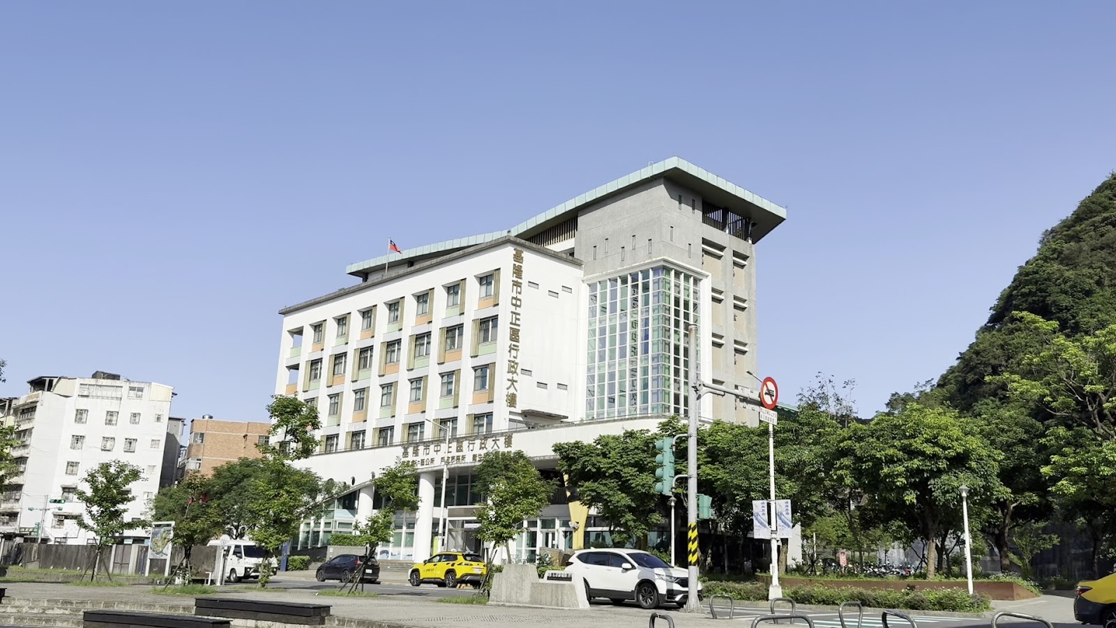 中正區行政大樓廣場視角，藍天白雲下的辦公大樓