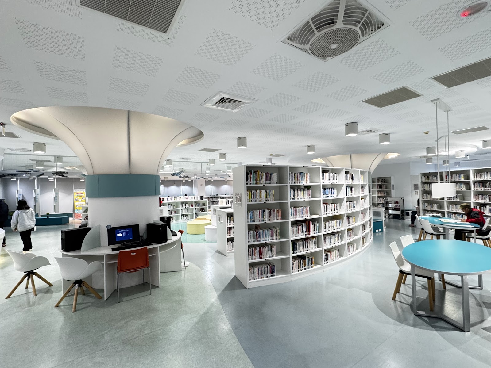 基隆市公共圖書館中正分館內部，弧形書架與閱覽座位
