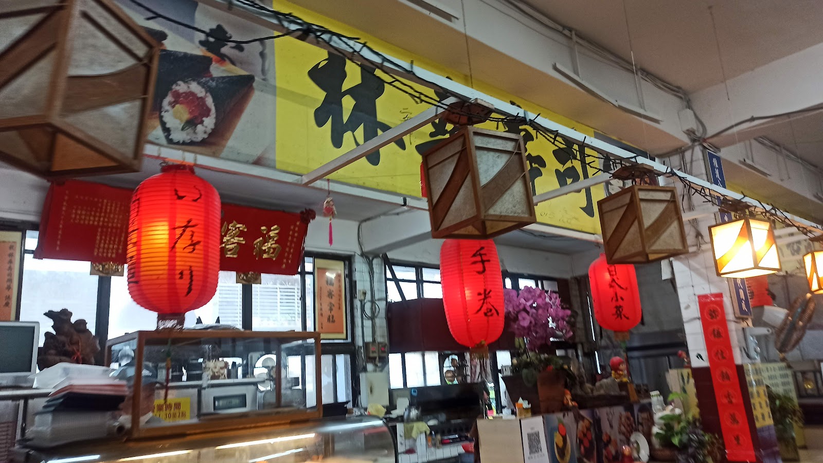 祥豐零售市場內部攤位，紅色燈籠高掛壽司攤招牌