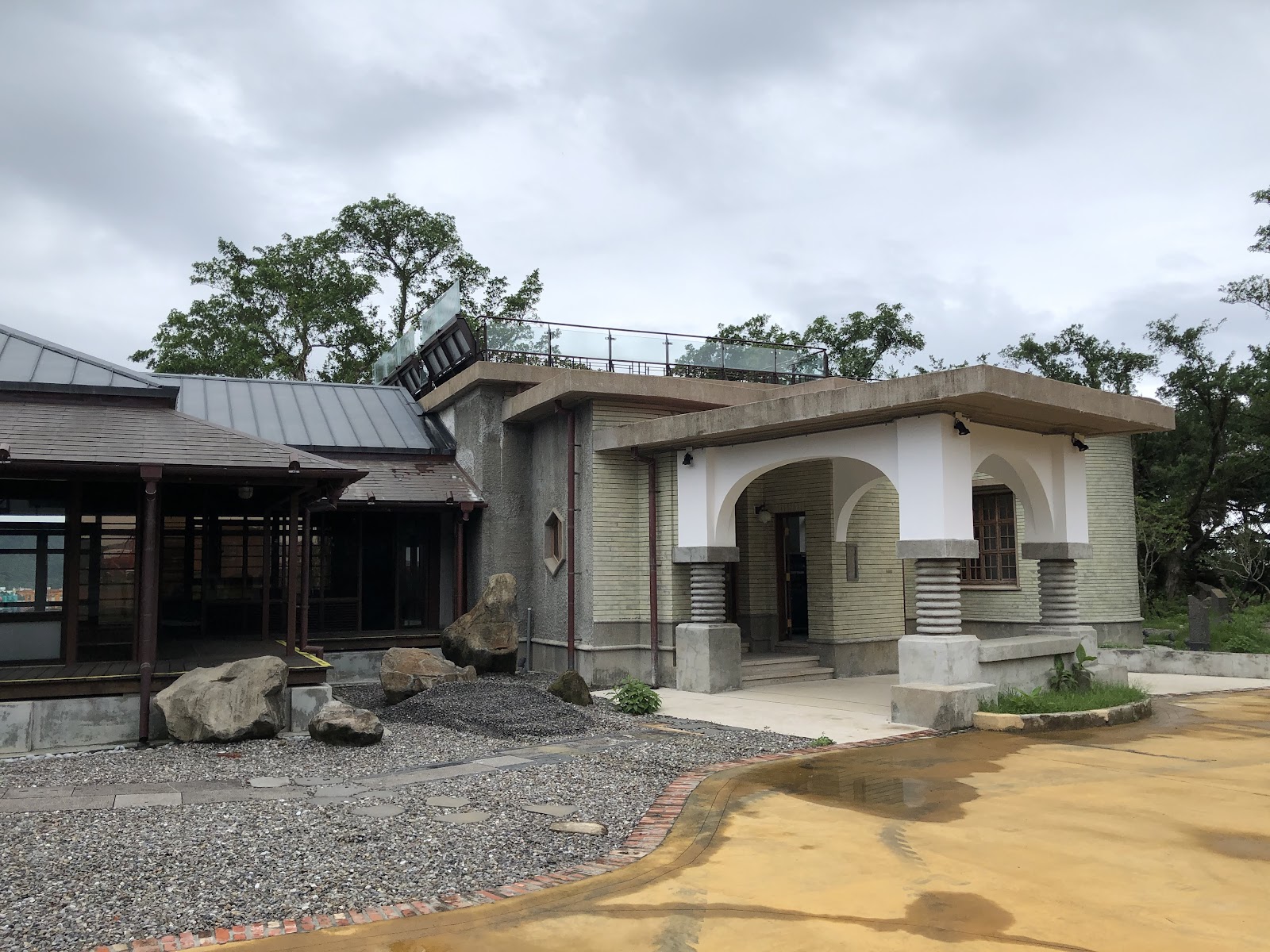 松本記念館日式招待所建築，白牆拱形迴廊與石柱