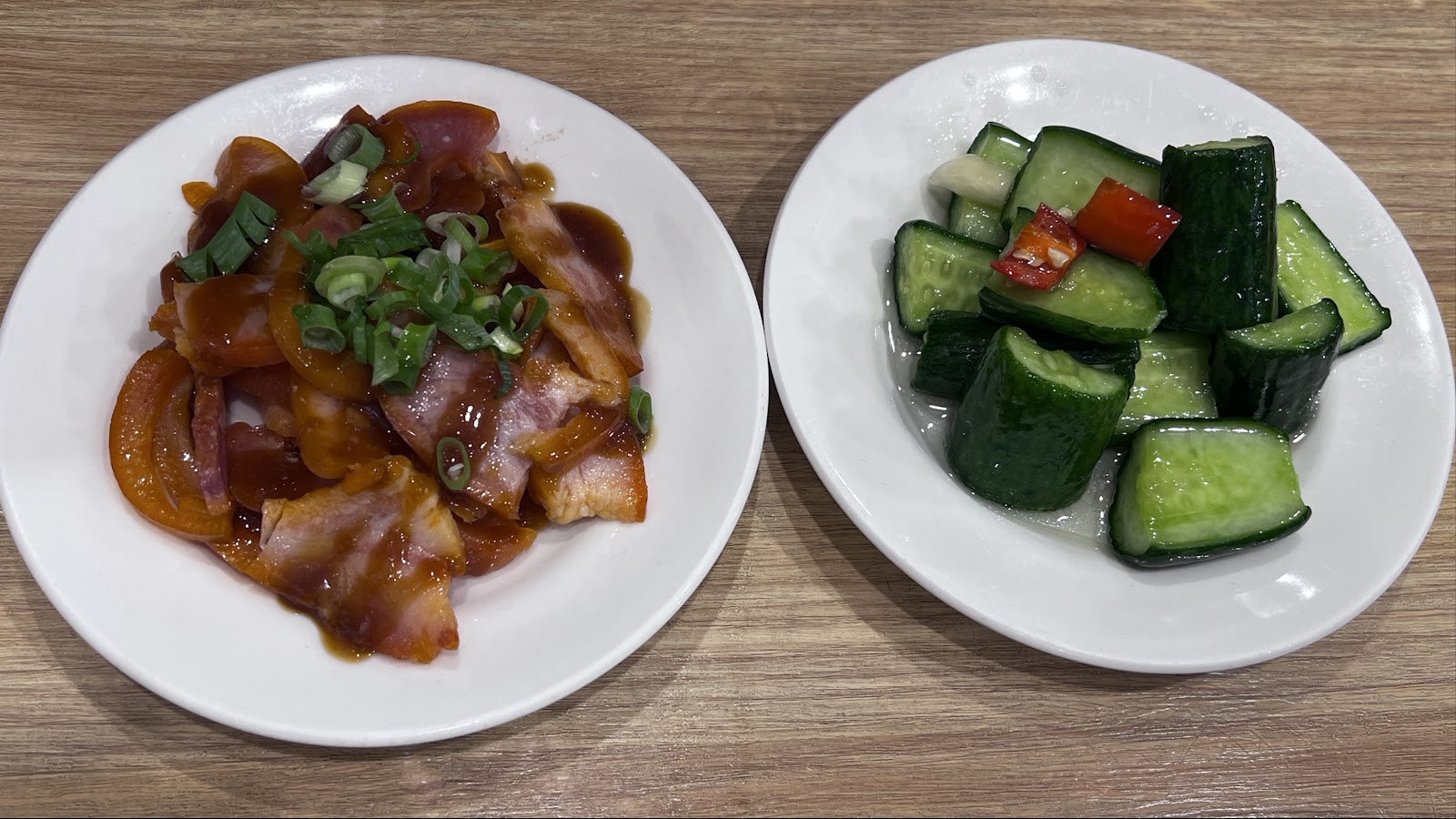 大碗牛肉麵小菜拼盤，滷味與涼拌小黃瓜