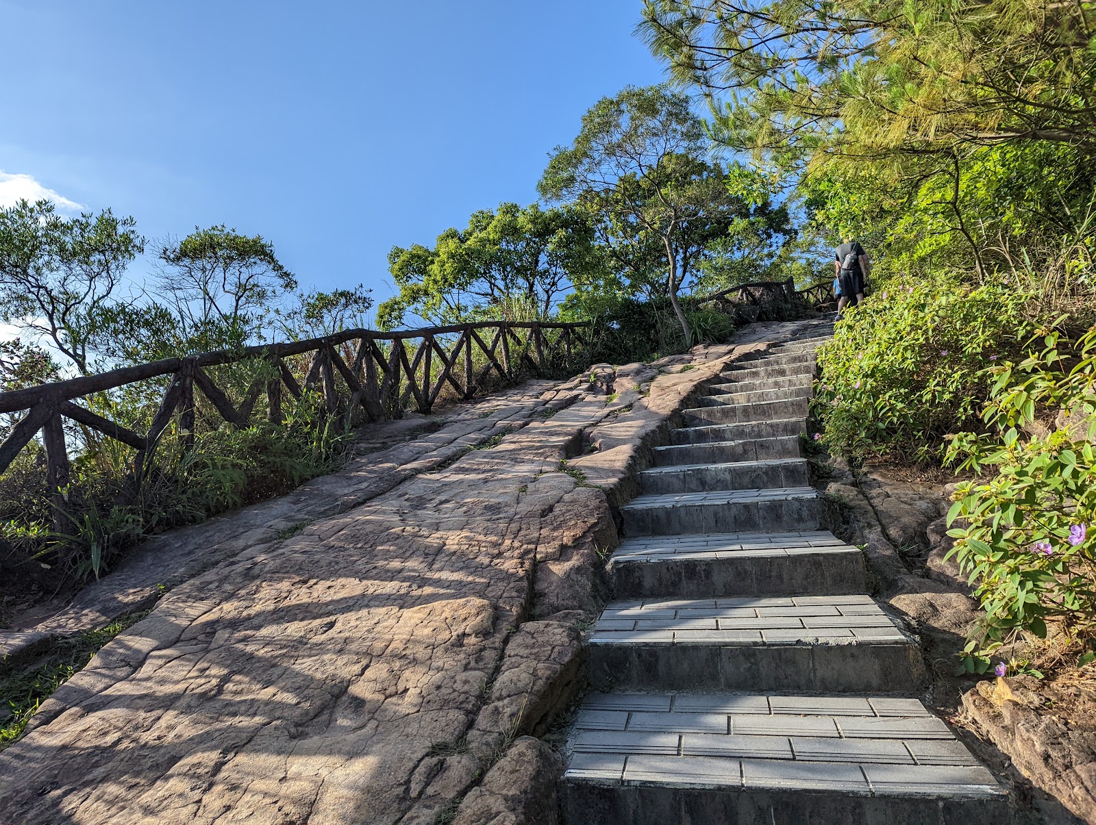 軍艦岩親山步道石階山徑