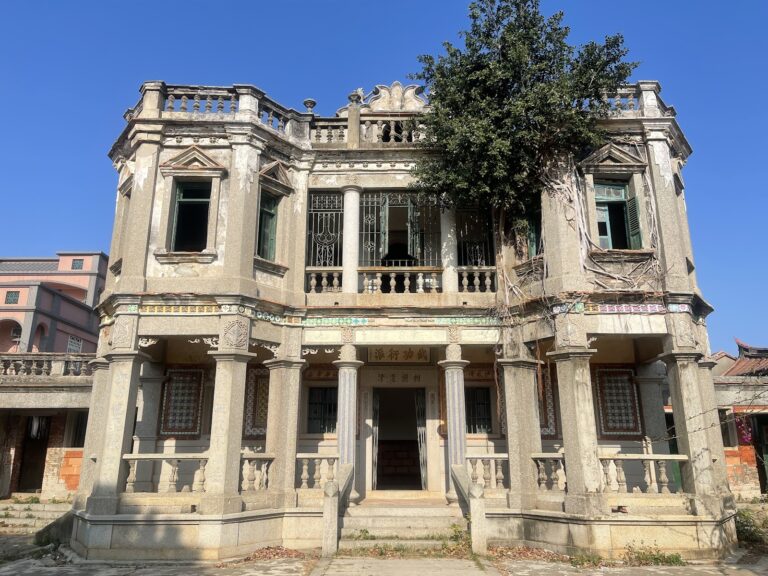 陳清吉洋樓正立面,巴洛克式洋樓建築保存完整,藍天下樹影婆娑
