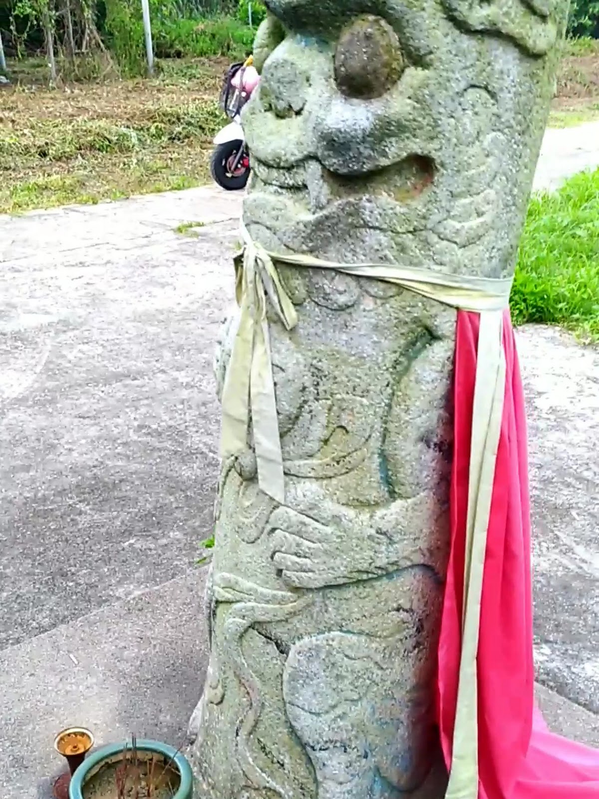 碧山風獅爺近拍，可見雕工與披掛綵帶細節