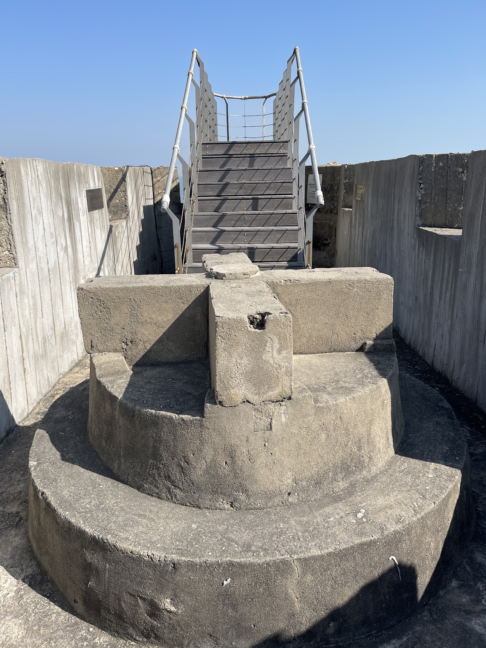 碉堡內部的圓形砲座遺跡與通往頂層的木梯－金門金沙鎮浦邊船型堡