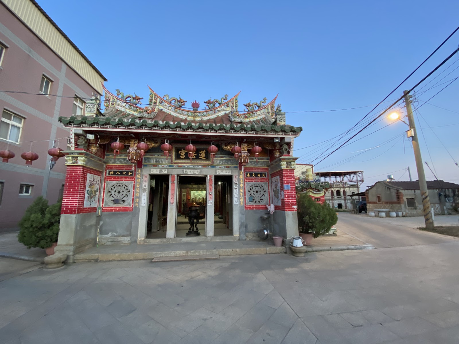 蓮法宮黃昏時分的廟埕，燕尾飛脊紅燈籠高掛－金門金沙鎮浦邊蓮法宮