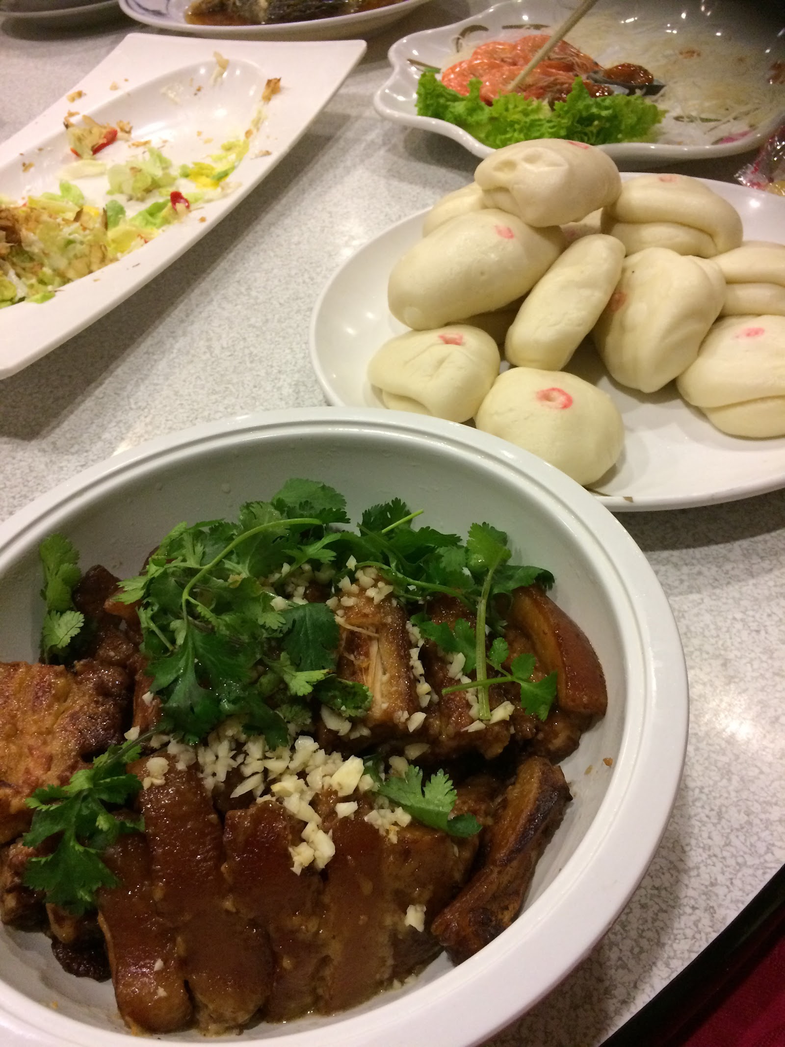 一桌豐盛合菜，紅燒肉、饅頭與時蔬一次上桌－金門金沙鎮浦邊有家餐廳