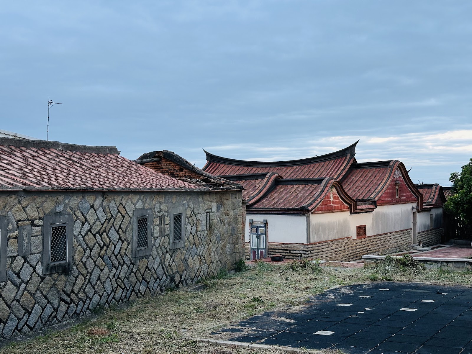 周安邦古厝成群紅瓦燕尾建築，夕陽餘暉下顯得靜謐－金門金沙鎮浦邊周安邦古厝
