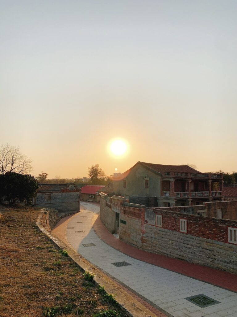 歐厝沙灘夕陽下的傳統建築小徑