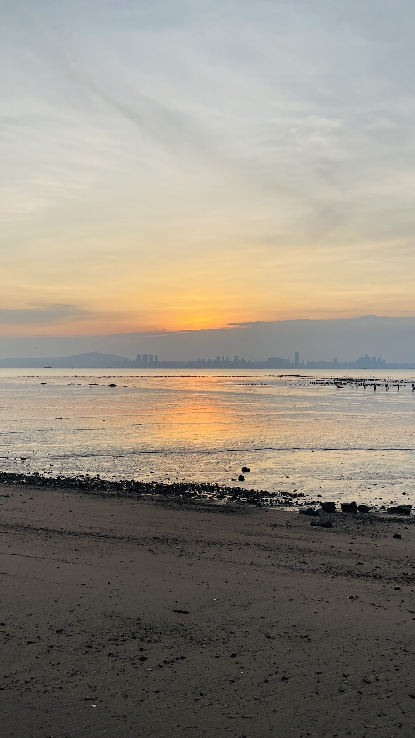 湖下海堤夕陽倒映廈門天際線