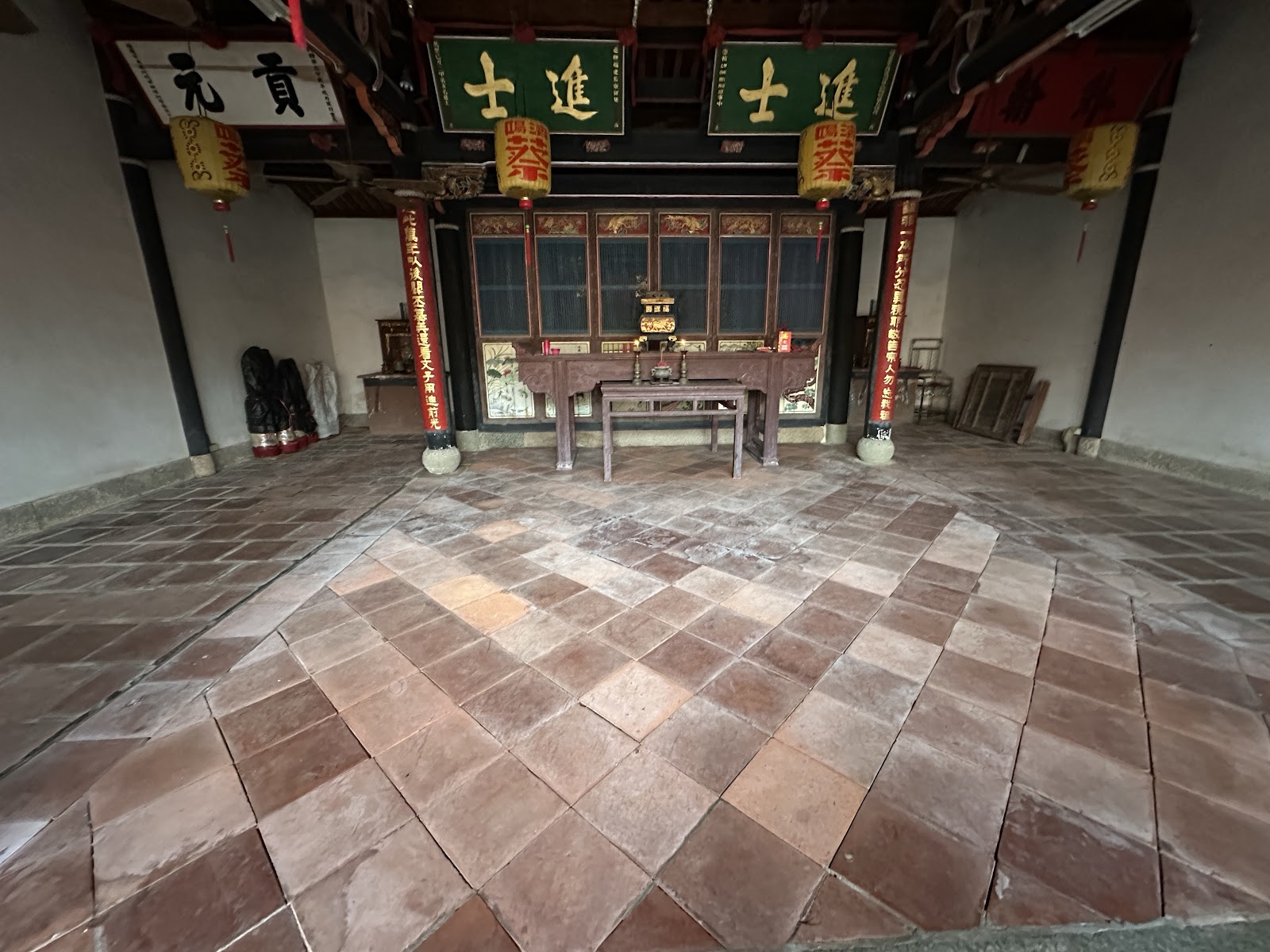 瓊林蔡氏祠堂內部神龕,進士匾額高掛