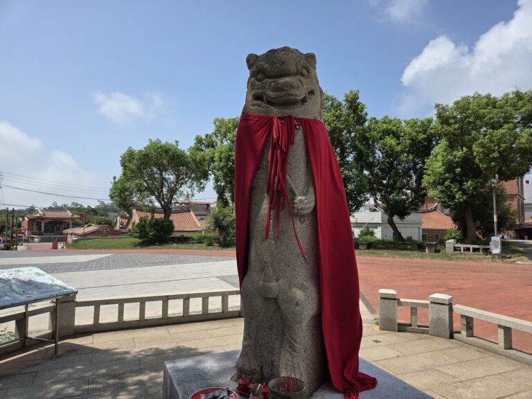 瓊林風獅爺披紅布正面特寫,金門傳統石雕守護神