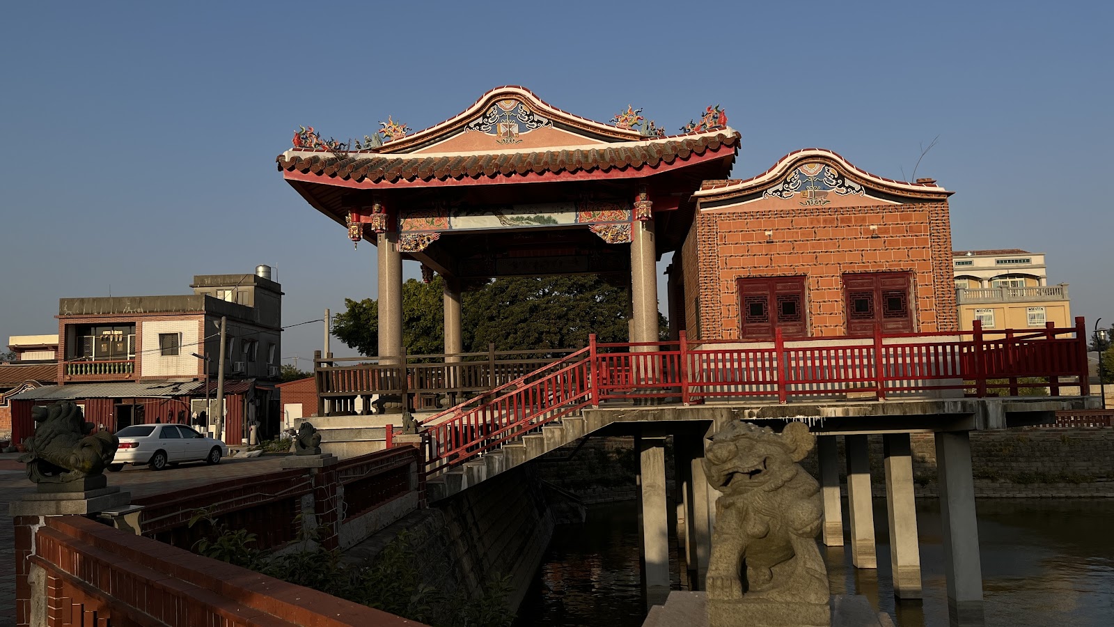 瓊林聚落古戲台與水塘石獅遠景,傳統聚落建築群