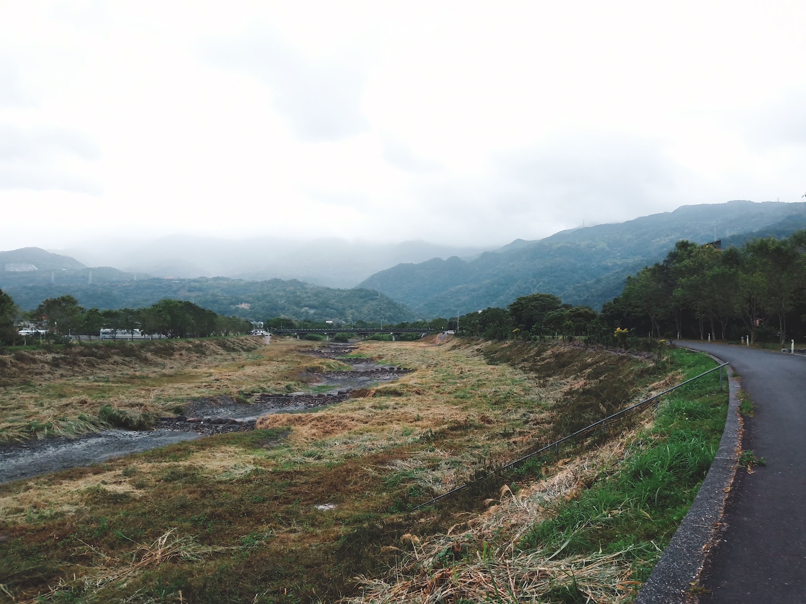 二龍河河谷與遠山景色
