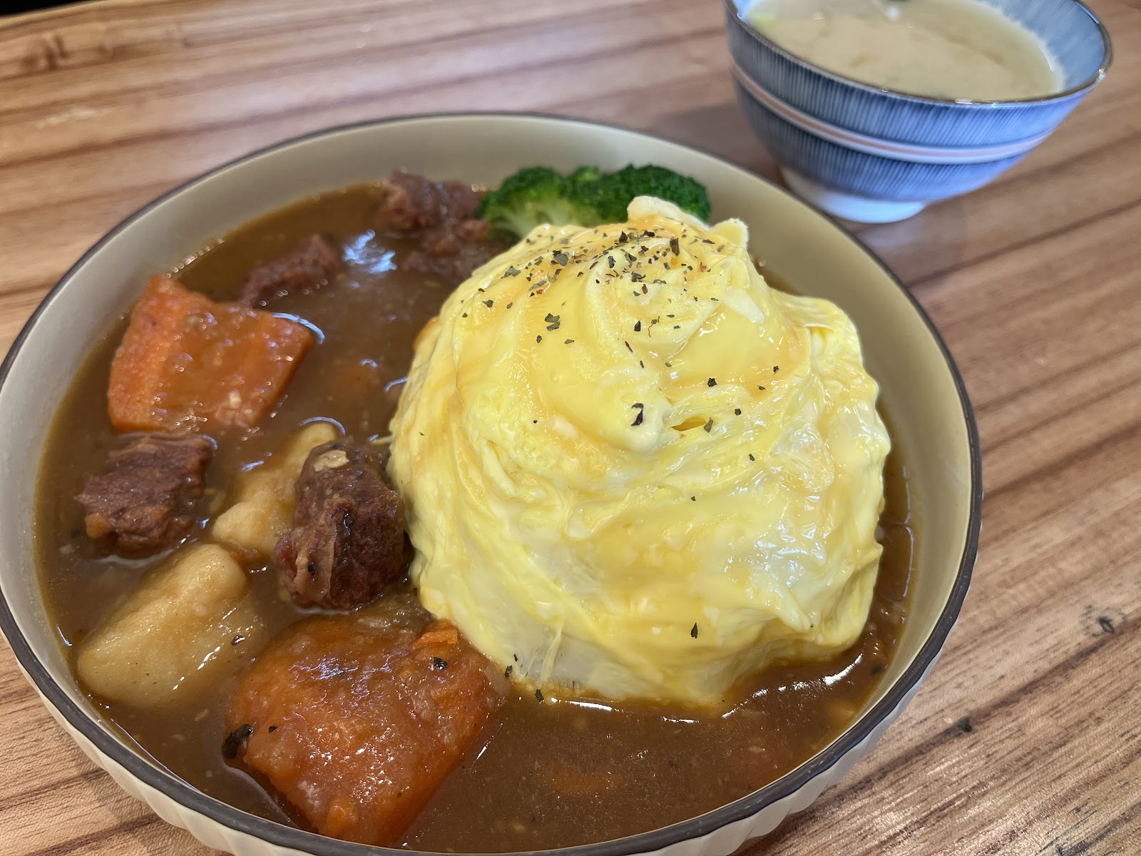 LJEMAGAY咖哩歐姆蛋飯特寫