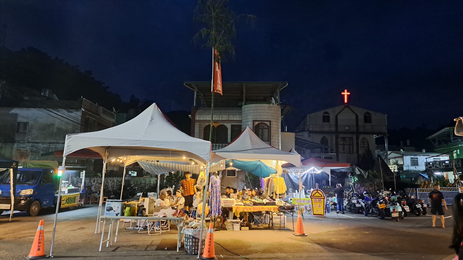 來義鄉文樂社區活動中心夜間市集,遠景可見教堂十字架
