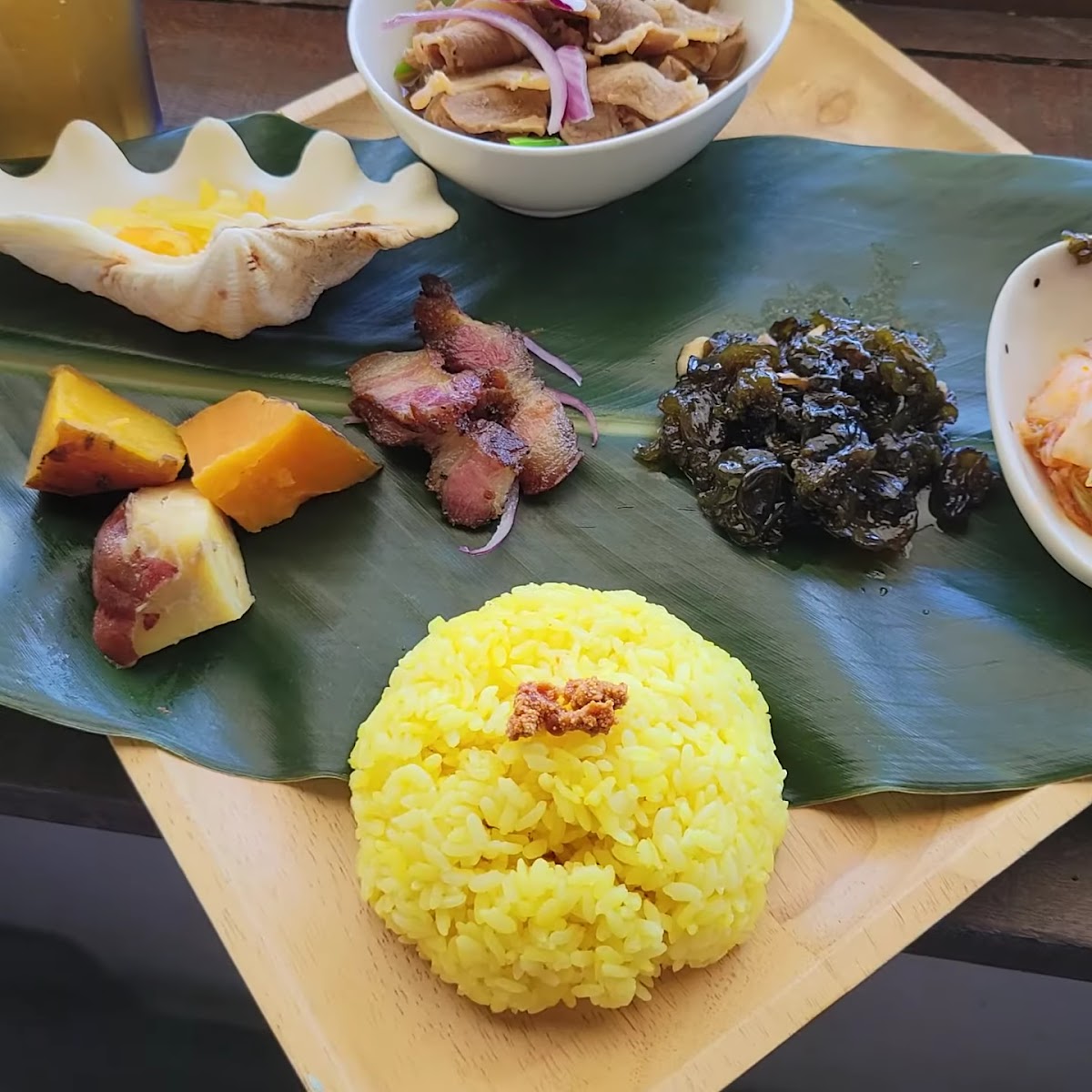 蘭嶼無餓不坐飛魚乾地瓜芋頭套餐俯拍