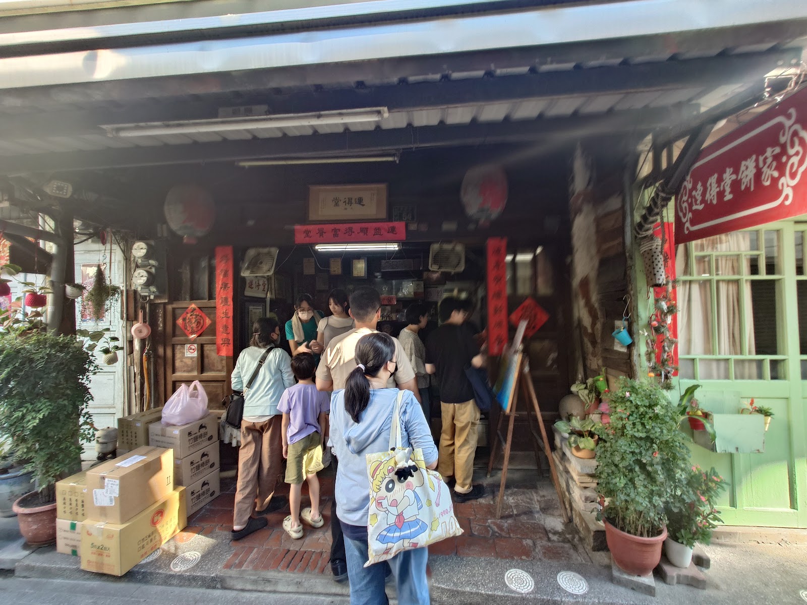 連得堂餅家門口排隊人潮