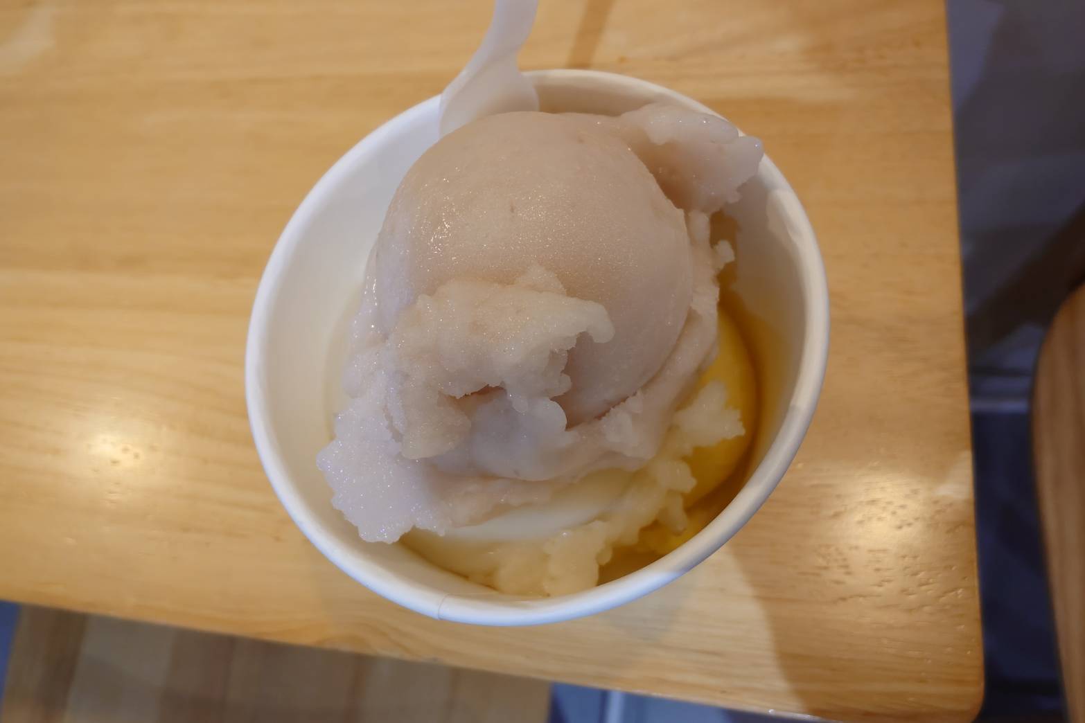 聯發冰工坊紙杯裝芋頭冰淇淋淋糖漿特寫