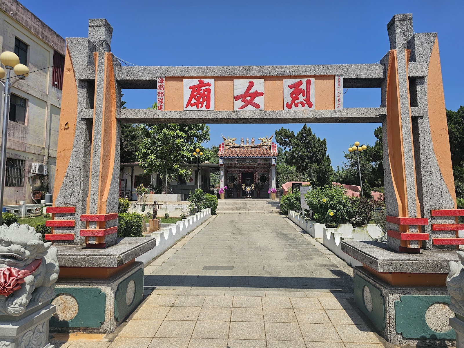 烈嶼烈女廟橘紅色石柱牌坊入口