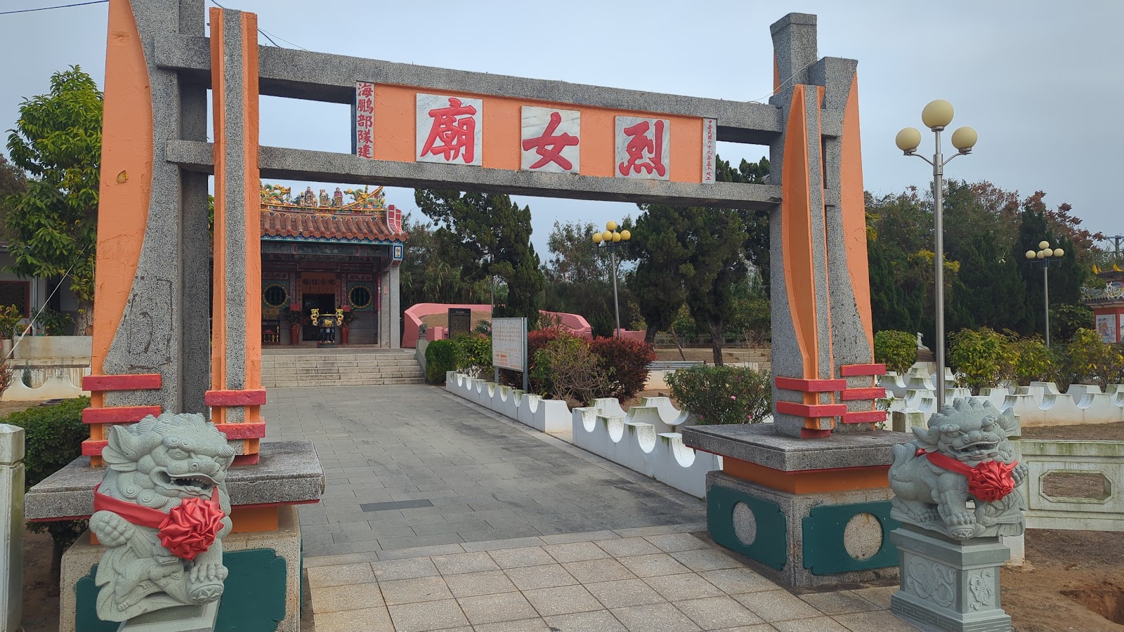 烈嶼青岐烈女廟牌坊與石獅全景
