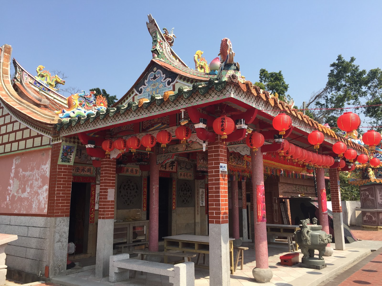 烈嶼上林將軍廟正面全景,紅燈籠與剪黏屋脊