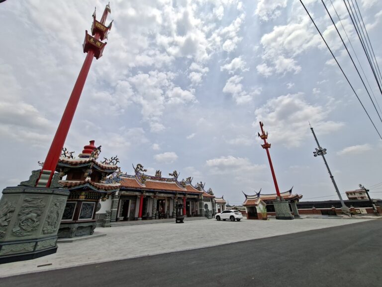 里港玉賢宮廟埕廣場與燈篙旗桿全景