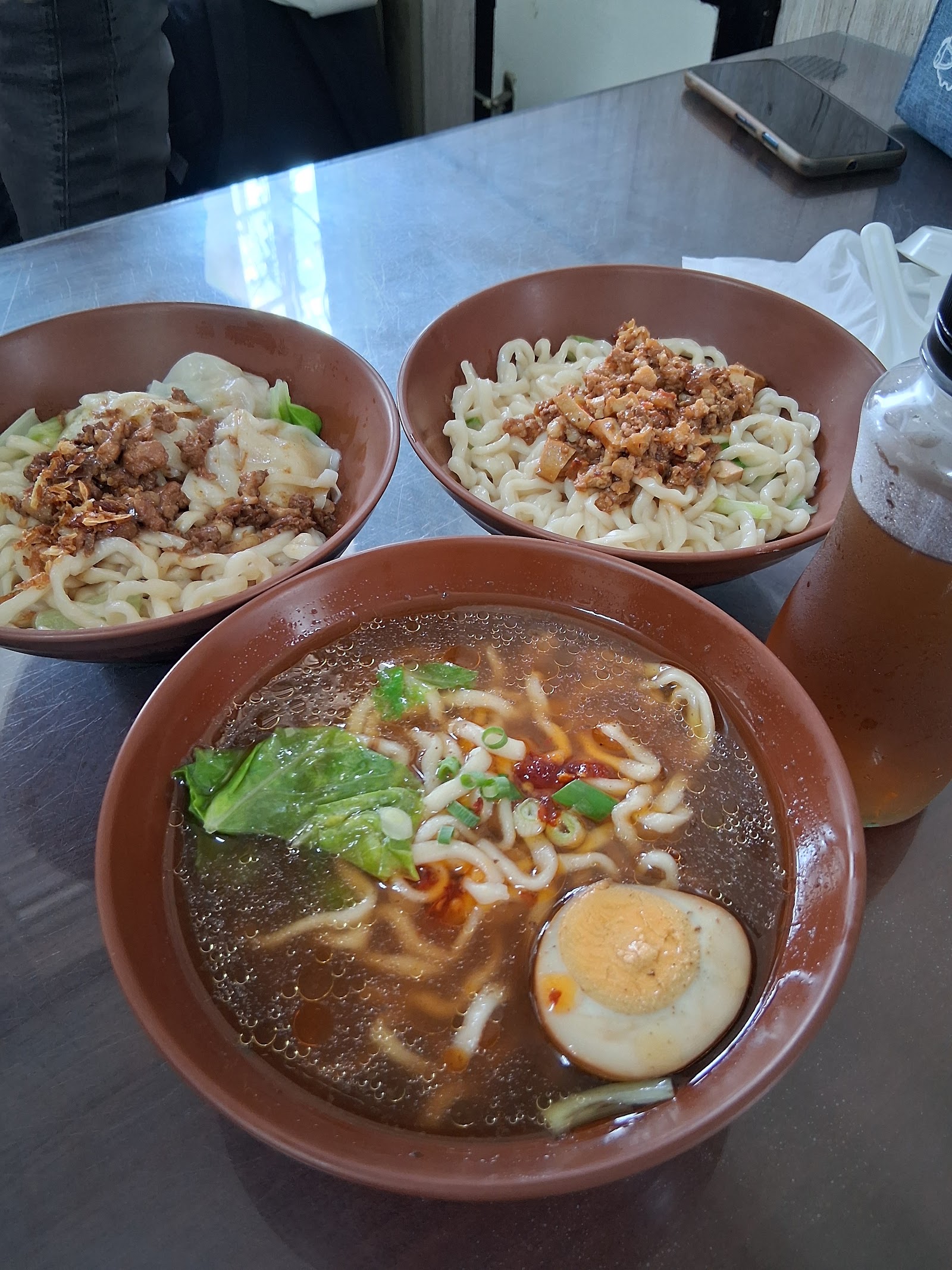 李記牛肉麵館三碗麵與滷蛋