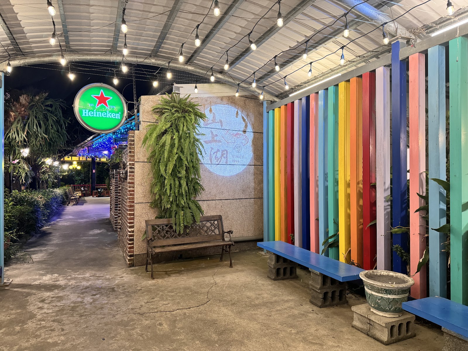 山上湖胡椒蝦店門口彩虹條紋裝飾與復古霓虹燈招牌