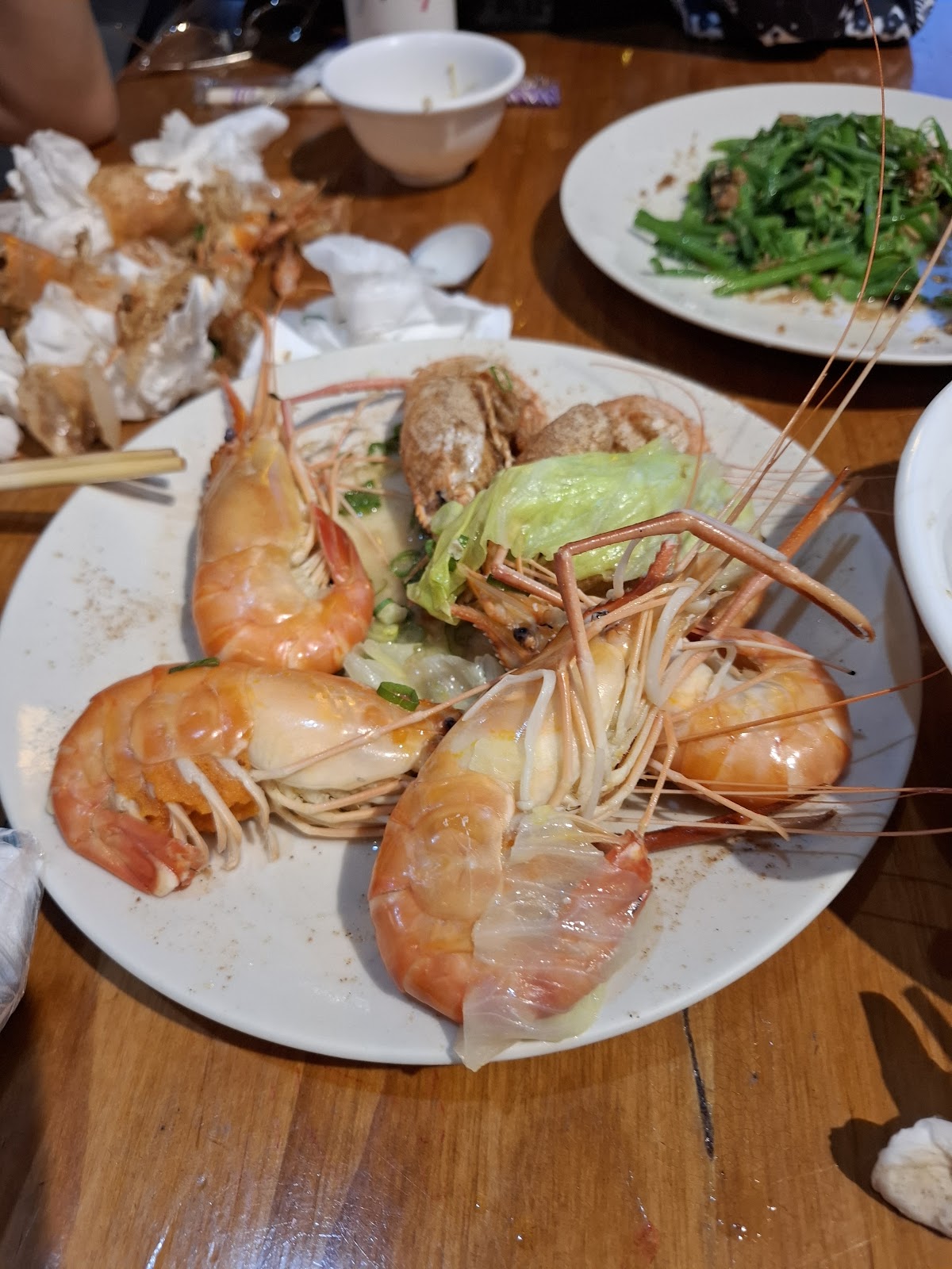 山上湖胡椒蝦現點成品，蝦身飽滿帶卵佐炒空心菜