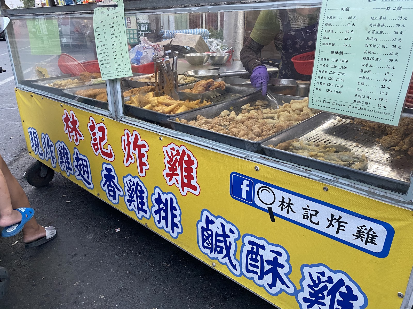 林記炸雞餐車招牌與玻璃展示櫃