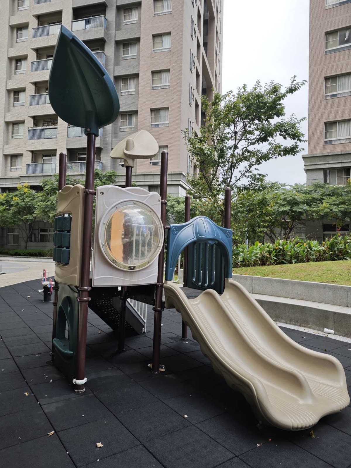 世大運C區戶外兒童遊戲區溜滑梯設施