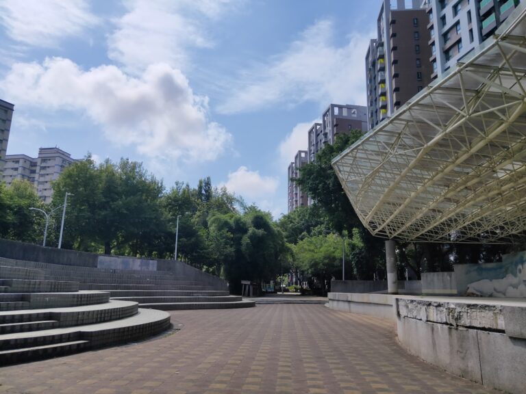 林口婦幼公園圓弧階梯廣場與玻璃遮雨棚