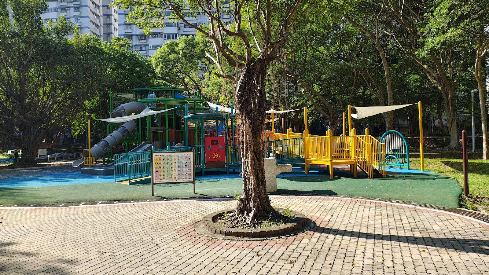 林口婦幼公園特色遊戲場溜滑梯與攀爬網