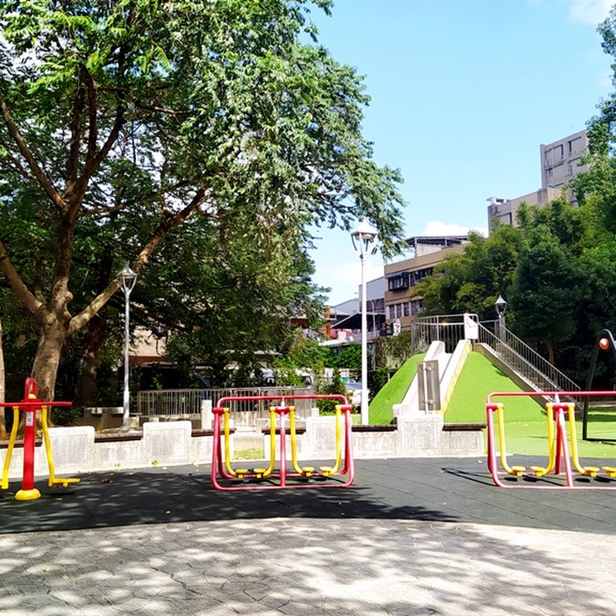 林口仁愛公園健身器材區與綠色溜滑梯