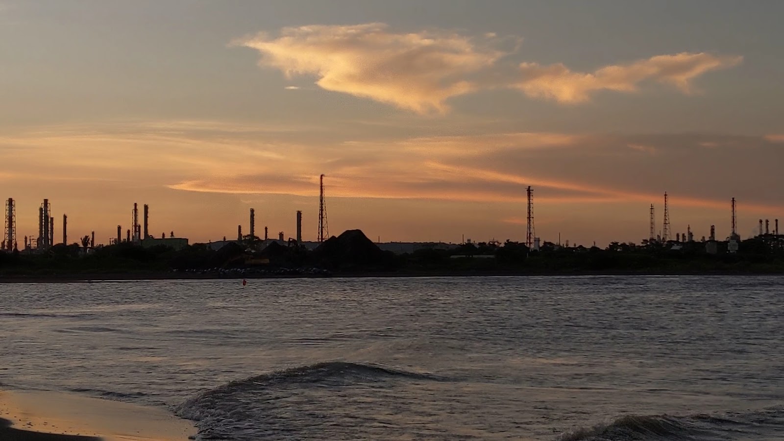 夕陽下林園工業區煉油廠剪影，自沙灘遠眺