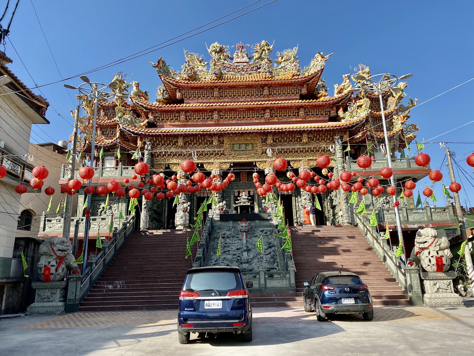 爐濟殿正門，雙龍剪黏屋頂與整排紅燈籠