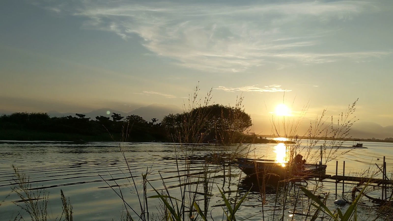 出海口夕陽，漁船停泊水面波光粼粼