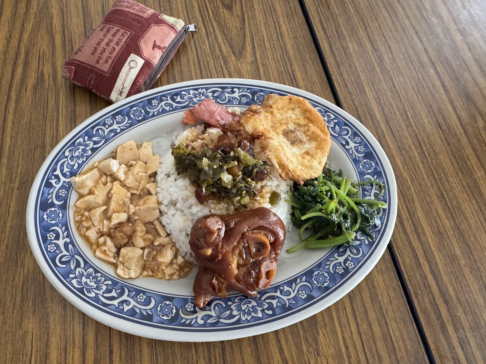 寶來豬腳飯套餐滷豬腳肉燥飯荷包蛋炒山蘇